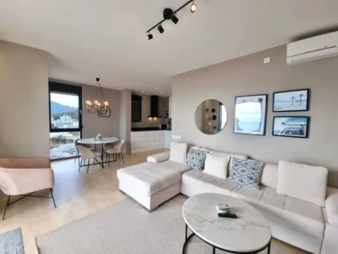 Izdavanje, dvosoban stan, 70m², Bečići, Budva