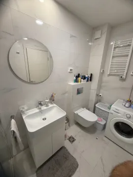Moderne opremljeno kupatilo sa umivaonikom, wc šoljom i veš mašinom. - image 8