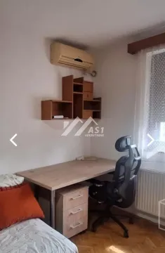 Manja spavaća soba sa krevetom, radnim stolom i klima uređajem. - image 4