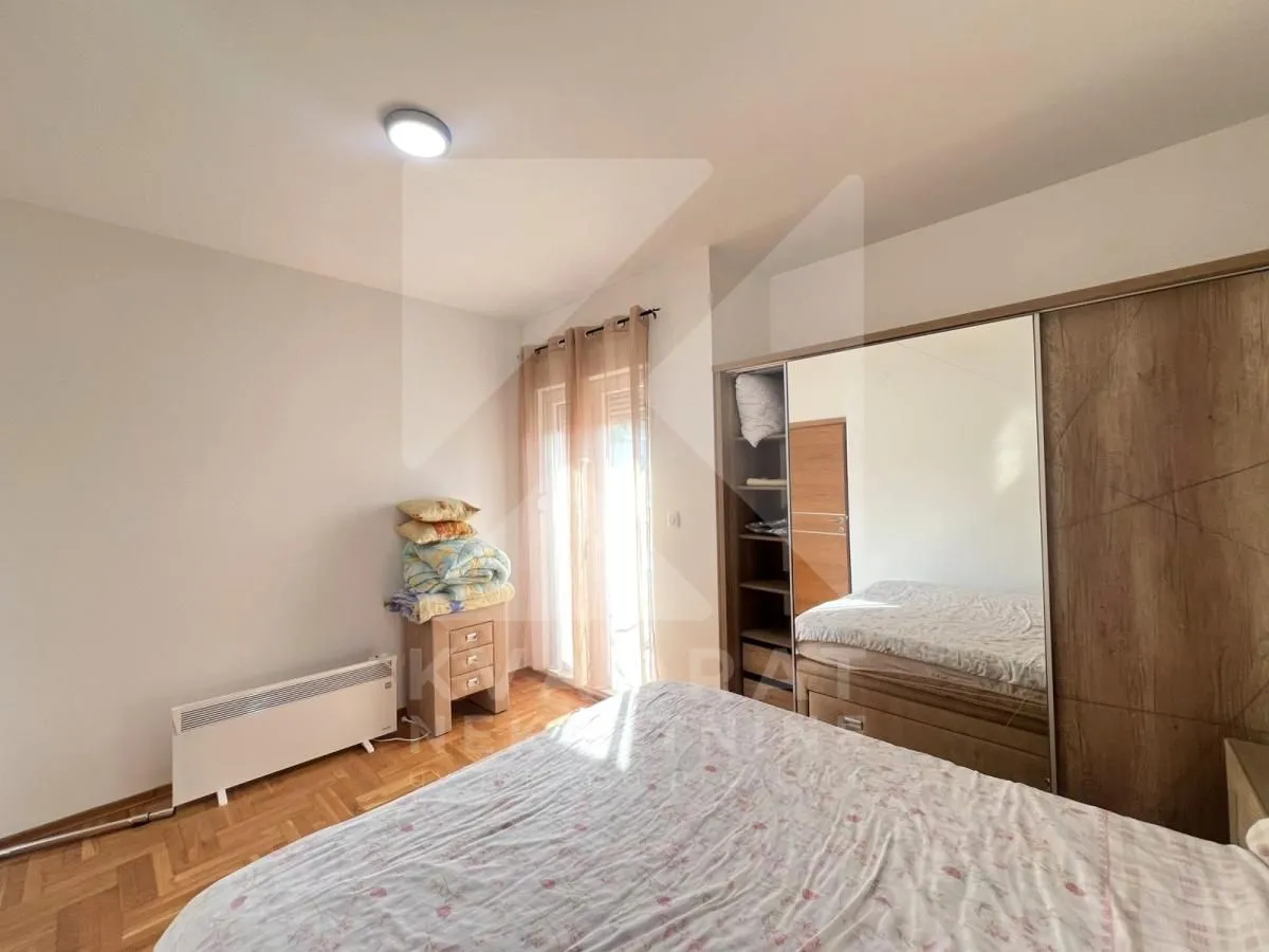 Furnished bedroom with a double bed, wardrobe, and access to the terrace.