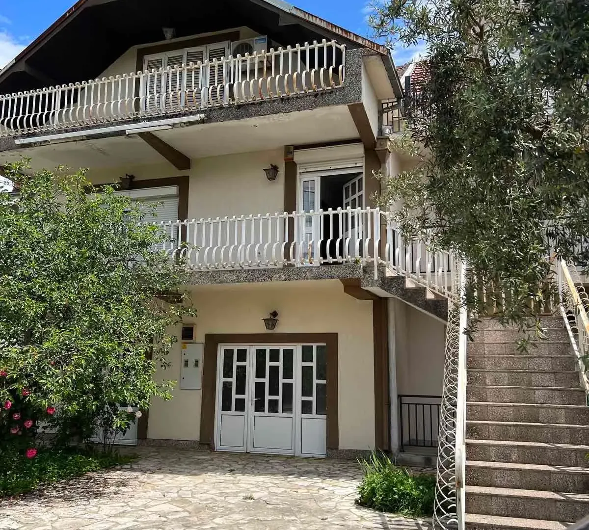Rent, house, 250m², Tološi, Podgorica