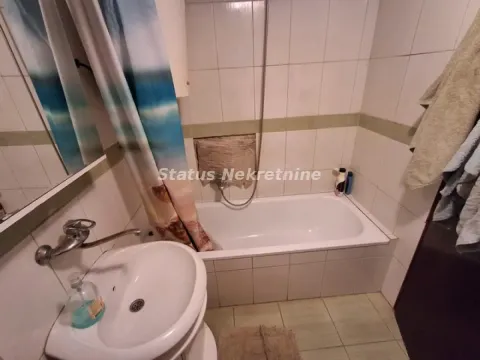 Kupatilo opremljeno kadom, umivaonikom i zidnim pločicama. - image 22