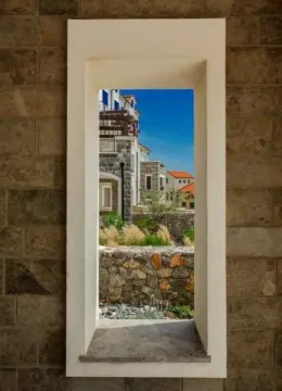 Pogled kroz kameni okvir na spoljašnjost kompleksa zgrada. - image 19