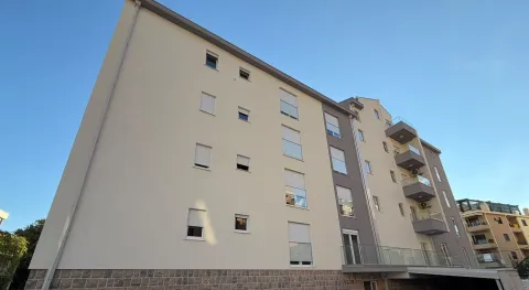 Pogled na spoljašnjost stambene zgrade. - image 2