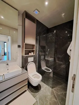 Moderne kupatilo sa tuš kabinom, umivaonikom i ugradnom wc šoljom. - image 2