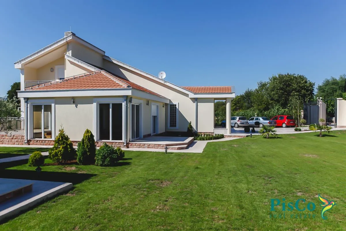 Prodaja, kuća, 254m², Donji Kokoti, Podgorica