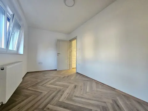Prazna soba sa belim zidovima i drvenim podom u riblju kost. - image 6