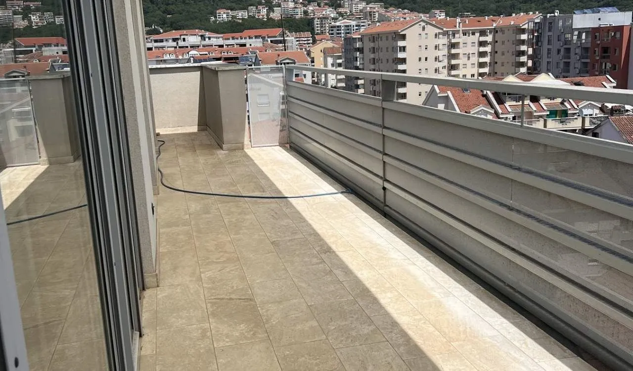 Izdavanje, trosoban stan, 125m², Rozino, Budva