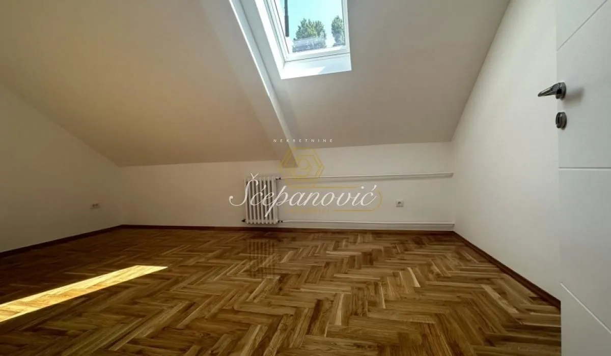 Prodaja, četvorosoban stan, 99m², Centar, Novi Sad