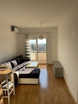 Svijetla dnevna soba sa ugaonom garniturom i izlazom na balkon. - image 3