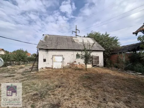 Pogled na stariju prizemnu kuću sa dvorištem. - image 6