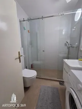 Kupatilo sa tuš kabinom, WC šoljom i umivaonikom sa mašinom za veš. - image 12