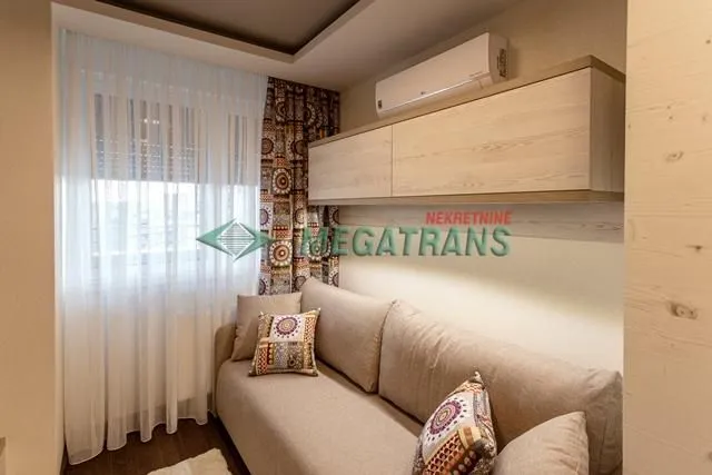Izdavanje, četvorosoban stan, 112m², Bulevar Oslobodjenja, Novi Sad Sve Podlokacije
