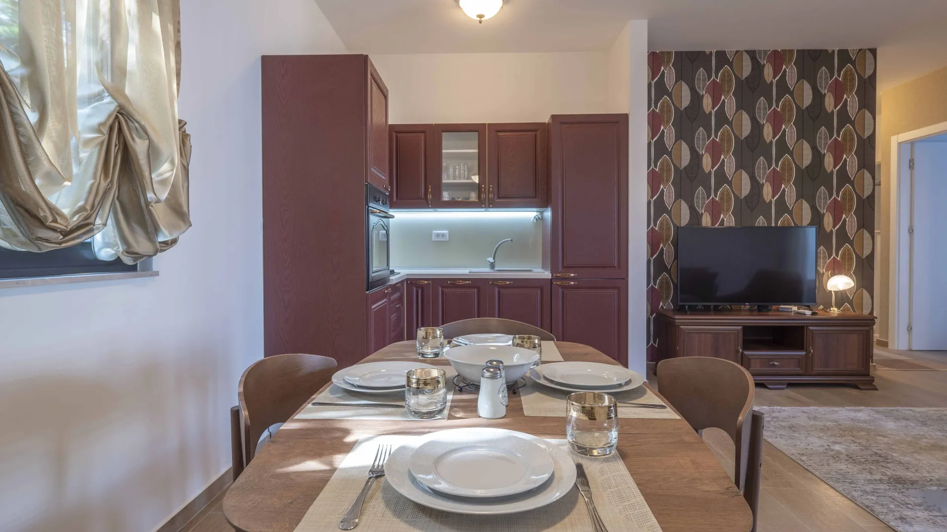 Izdavanje, dvosoban stan, 80m², Gospoština, Budva