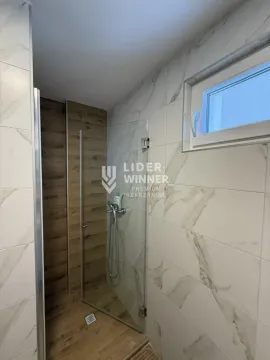 Kupatilo sa tuš kabinom i prozorom. - image 8