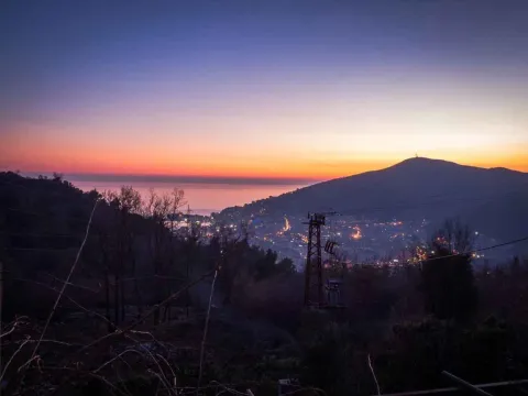 Pogled na grad i more u sumraku. - image 17