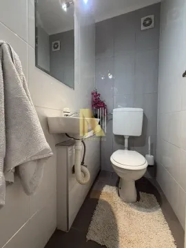 Manje kupatilo sa umivaonikom i wc šoljom. - image 11