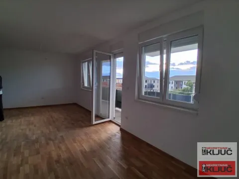 Prazna soba sa parketom i izlazom na terasu. - image 4