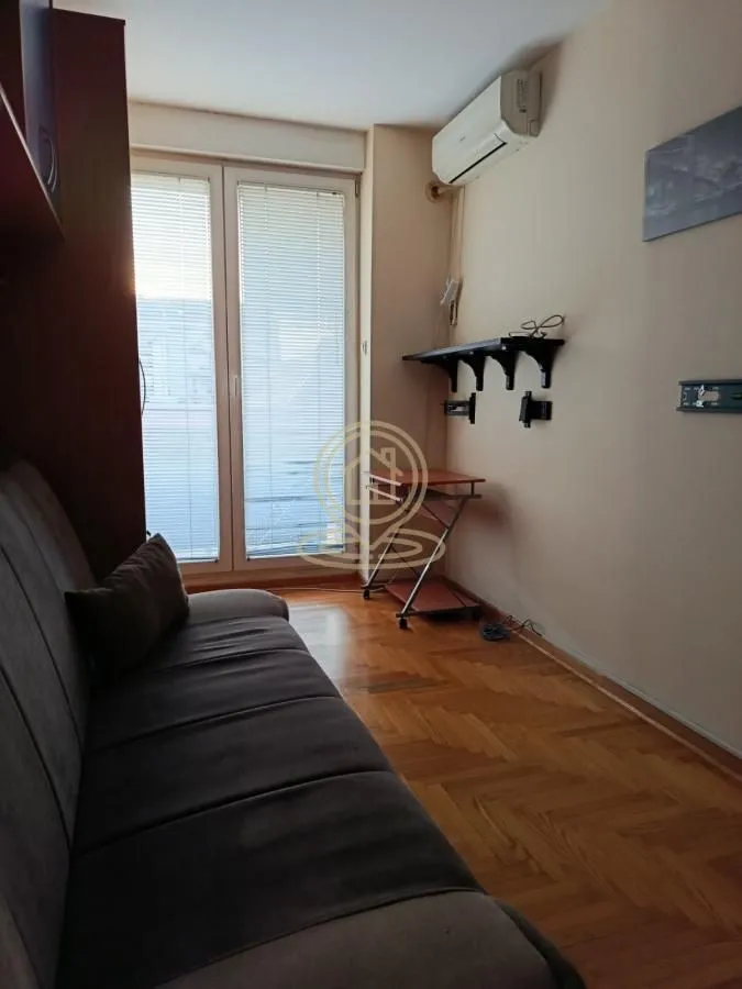 Izdavanje, trosoban stan, 73m², Centar, Novi Sad