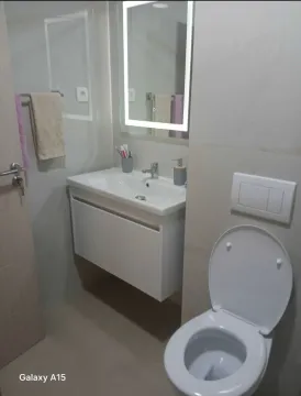 Moderne opremljeno kupatilo sa umivaonikom, ogledalom sa osvjetljenjem i toaletom. - image 8