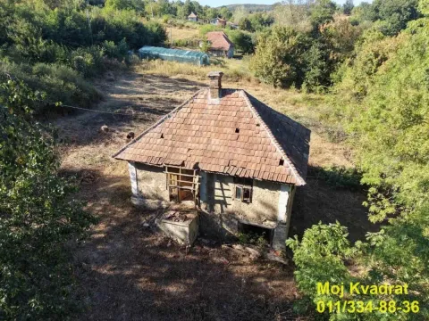 Pogled iz vazduha na stariji objekat sa placem i okolnim zelenilom. - image 10
