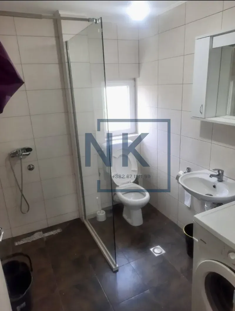 Bathroom with a walk-in shower, washbasin and toilet.