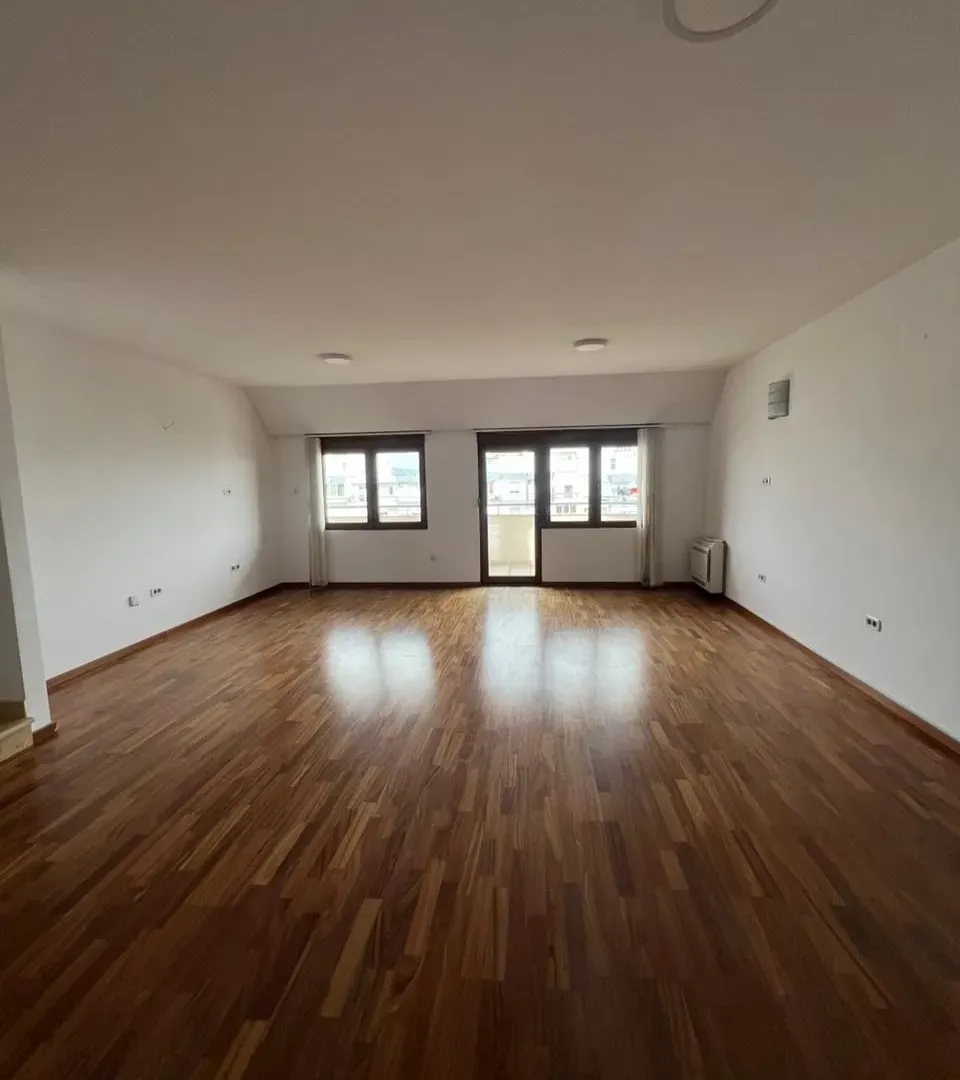 Izdavanje, četvorosoban stan, 200m², Preko Morače, Podgorica