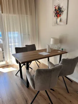 Trpezarija sa drvenim stolom i modernim sivim stolicama. - image 5