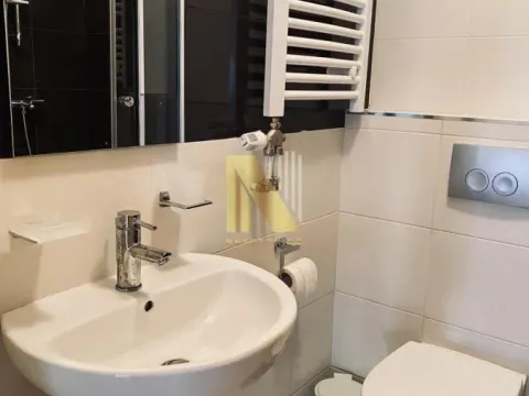 Izdavanje, četvorosoban stan, 98m², Centar, Novi Sad - image 14