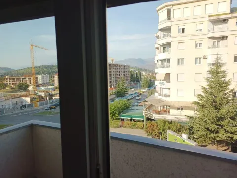 Pogled sa balkona na okolne zgrade i gradski pejzaž. - image 3