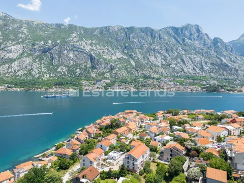 Pogled na zaliv i naselje sa planinama u pozadini. - image 6