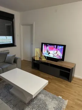 Dnevna soba sa garniturom, stočićem i TV komodom. - image 2