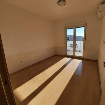 Svijetla prazna soba sa izlazom na balkon. - image 6