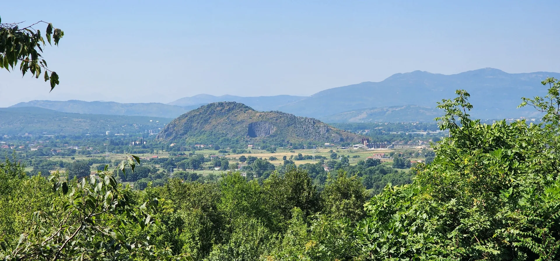 Pogled na prirodu i okolni pejzaž sa nekretnine.