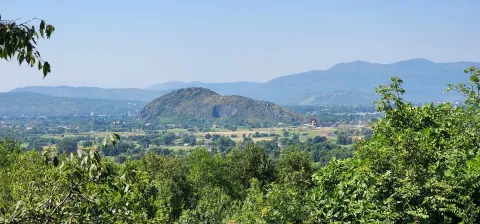 Pogled na prirodu i okolni pejzaž sa nekretnine. - image 5