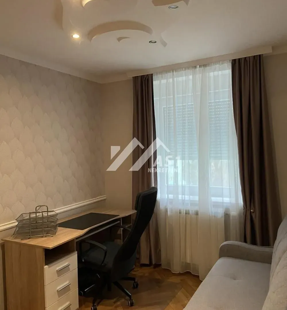 Izdavanje, četvorosoban stan, 130m², Grbavica, Novi Sad Sve Podlokacije