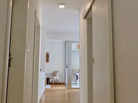 Izdavanje, dvosoban stan, 86m², Dobrota, Kotor - image 8