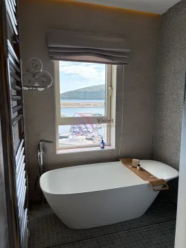 Moderne kupatilo sa samostojećom kadom i pogledom na more. - image 15