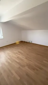 Prazna soba sa laminatom i belim zidovima u potkrovlju. - image 5