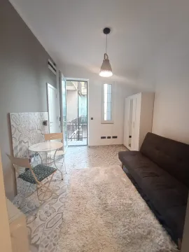 Dnevni boravak sa trosedom, trpezarijskim stolom i izlazom na terasu. - image 3