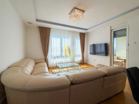 Dnevna soba sa ugaonom garniturom, stočićem i televizorom na zidu. - image 2