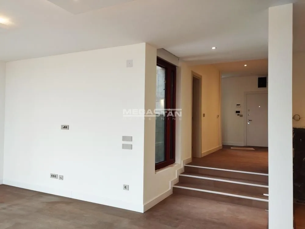 Izdavanje, četvorosoban stan, 177m², Savski Venac, Beograd
