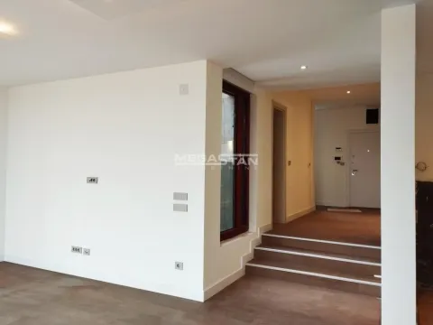 Rent, four bedroom apartment, 177m², Savski Venac, Beograd - image 2