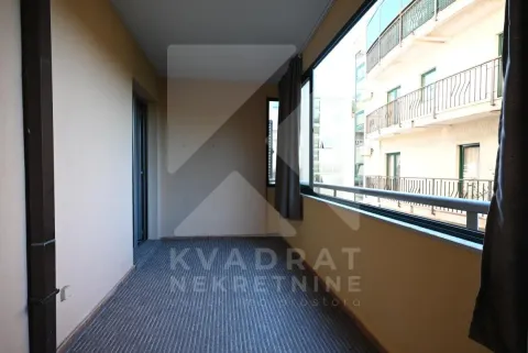 Natkriveni balkon sa pogledom na susjednu zgradu. - image 13