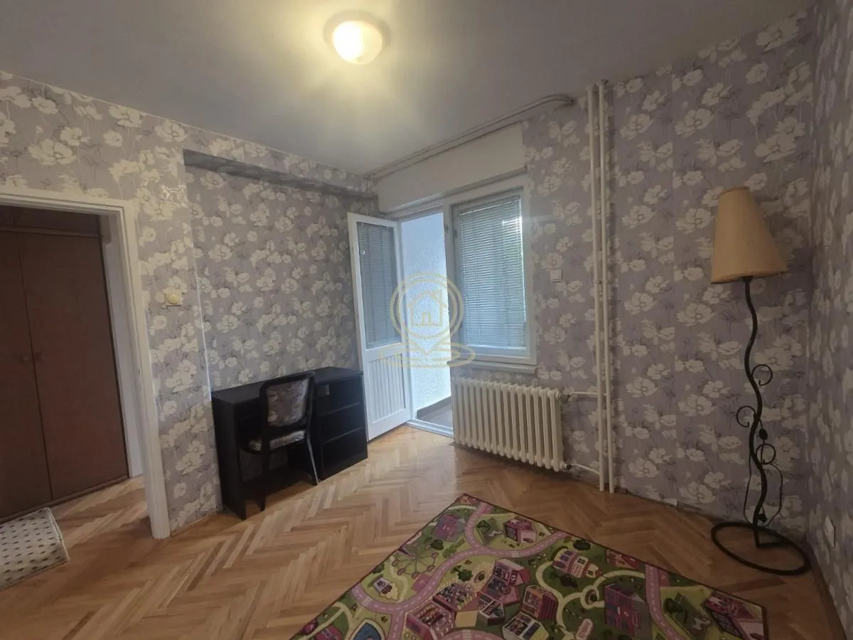 Manja soba sa radnim stolom i izlazom na terasu.