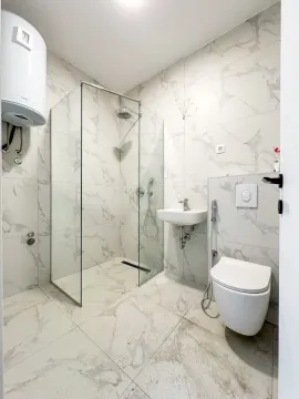 Moderne kupatilo sa tuš kabinom, umivaonikom, WC šoljom i bojlerom. - image 7