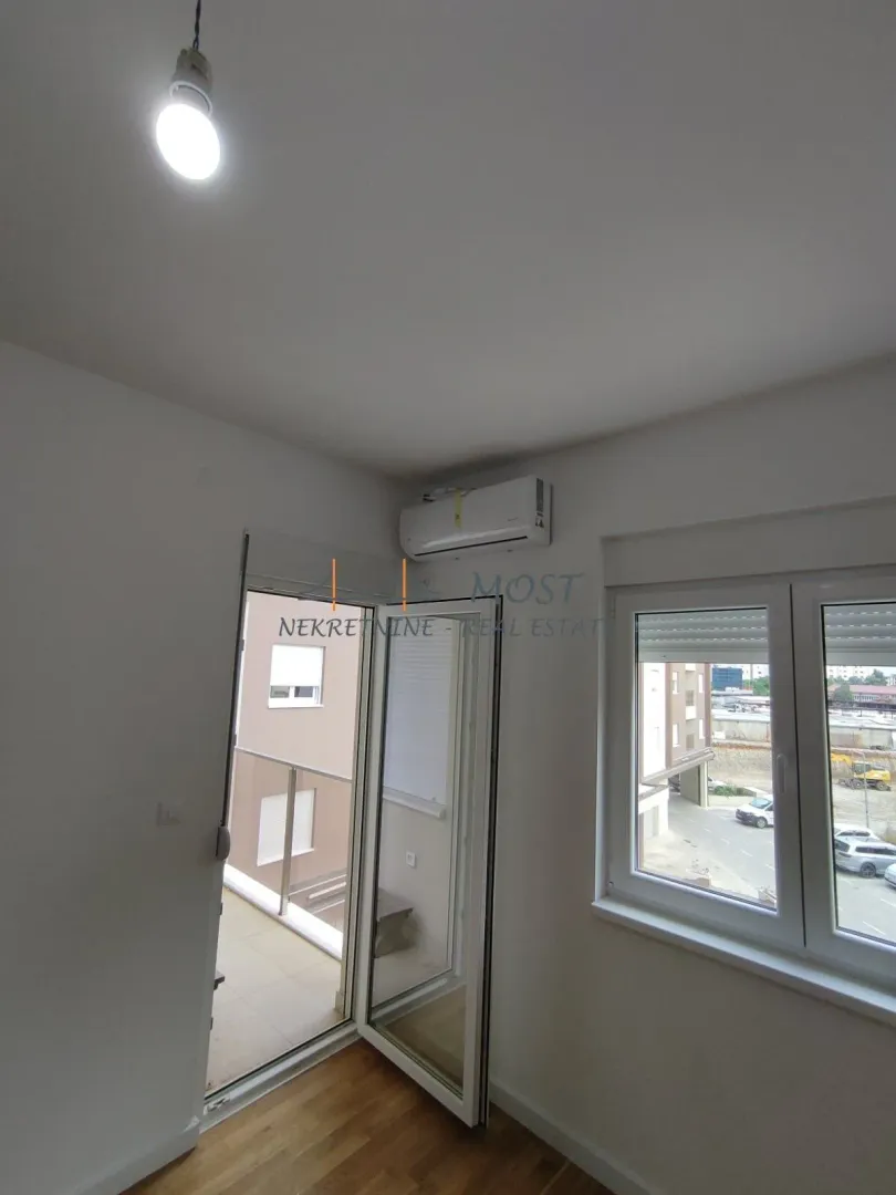 Empty room with access to the terrace and an air conditioning unit.