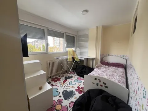 Dečja soba sa krevetom, radnim stolom i prozorima. - image 2