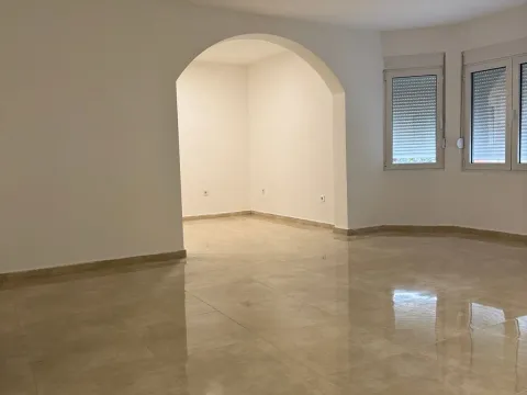 Rent, house, 500m², Stari Aerodrom, Podgorica - image 4