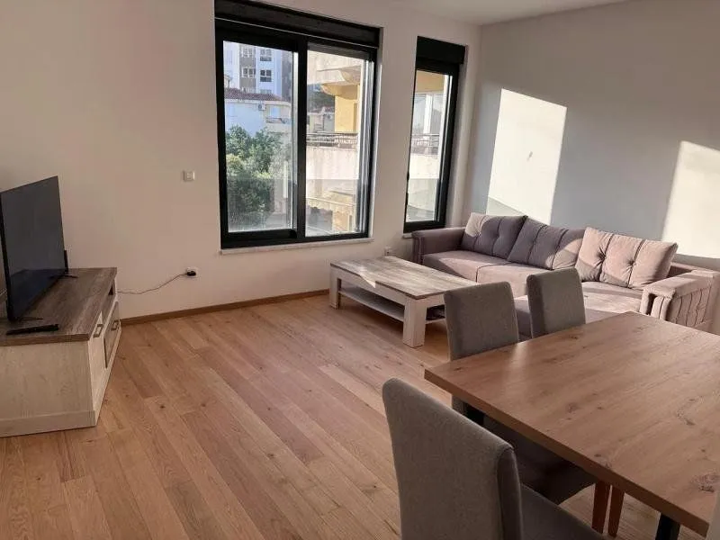 Izdavanje, dvosoban stan, 65m², Bečići, Budva